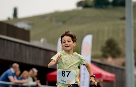 Im Sprint um möglichst viele Spenden: Kleine und Grosse geben ihr Bestes (Foto: zvg)